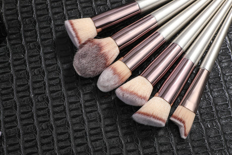 Black 18-Piece Makeup Brush Set - Professional Synthetic Fiber Brushes with Wooden Handles for Flawless Beauty