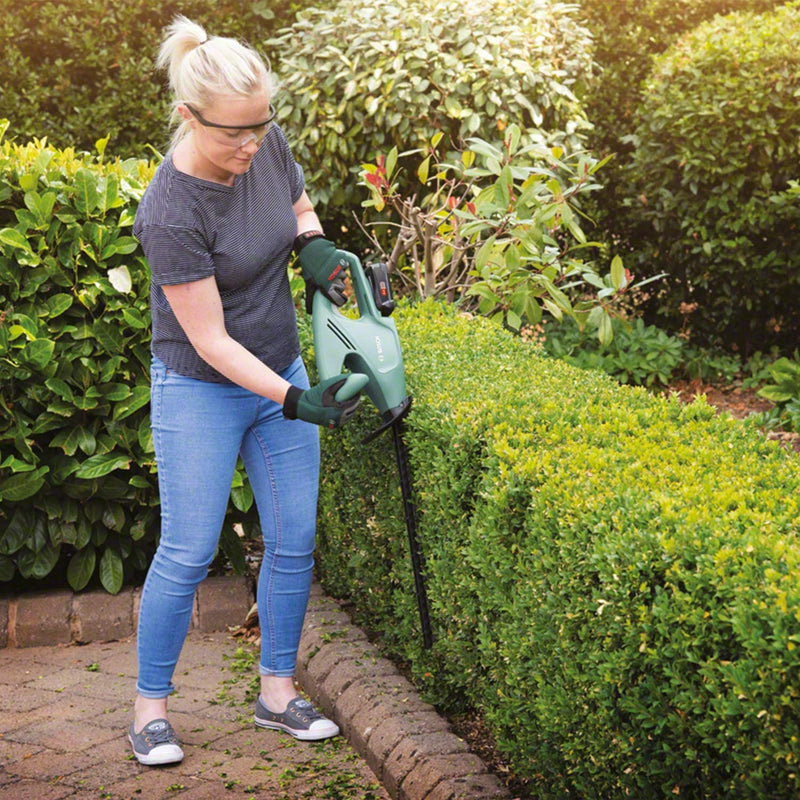 Bosch Cordless Hedge Trimmer EasyHedgeCut 18 (With 1x 2.5Ah Battery and Fast Charger, 18 Volt System) 1 Battery and Charger